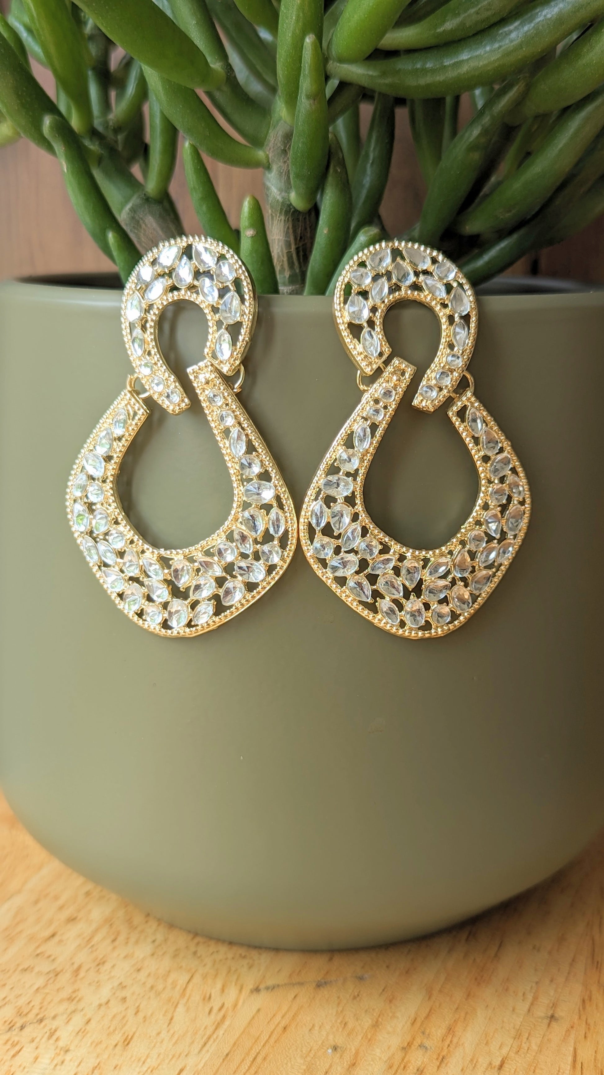 Super chic & trendy kundan earrings in zirconia. Golden and silver