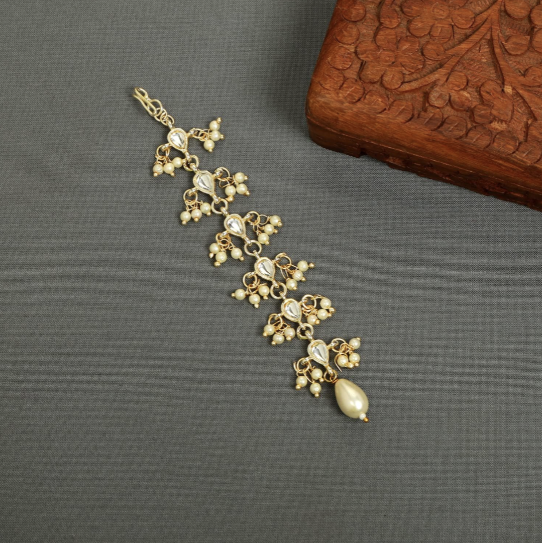 Dainty golden kundan tikka with pearls. Perfect to match with any outfit or wear it as a contrast to a different color. Available for pick-up in Ajax, Ontario with worldwide shipping available. Pick-up in Ajax Ontario. Worldwide shipping available. Perfect for wedding, festival jewelry, indian Jewelry, kids jewelry, kundan jewelry, gifting, costume jewelry, fashion jewelry, Eid, onam, Diwali, karwachauth, navratri. Free shippi