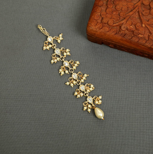 Dainty golden kundan tikka with pearls. Perfect to match with any outfit or wear it as a contrast to a different color. Available for pick-up in Ajax, Ontario with worldwide shipping available. Pick-up in Ajax Ontario. Worldwide shipping available. Perfect for wedding, festival jewelry, indian Jewelry, kids jewelry, kundan jewelry, gifting, costume jewelry, fashion jewelry, Eid, onam, Diwali, karwachauth, navratri. Free shippi