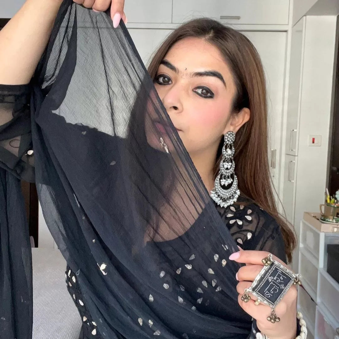 Long layered black kundan earrings. Pick-up in Ajax Ontario. Worldwide shipping available. Perfect for wedding, festival jewelry, indian Jewelry, kids jewelry, kundan jewelry, gifting, costume jewelry, fashion jewelry, Eid, onam, Diwali, karwachauth, navratri. Free shipping available. Jewelry for women. Indian jewelry in ajax durham region.