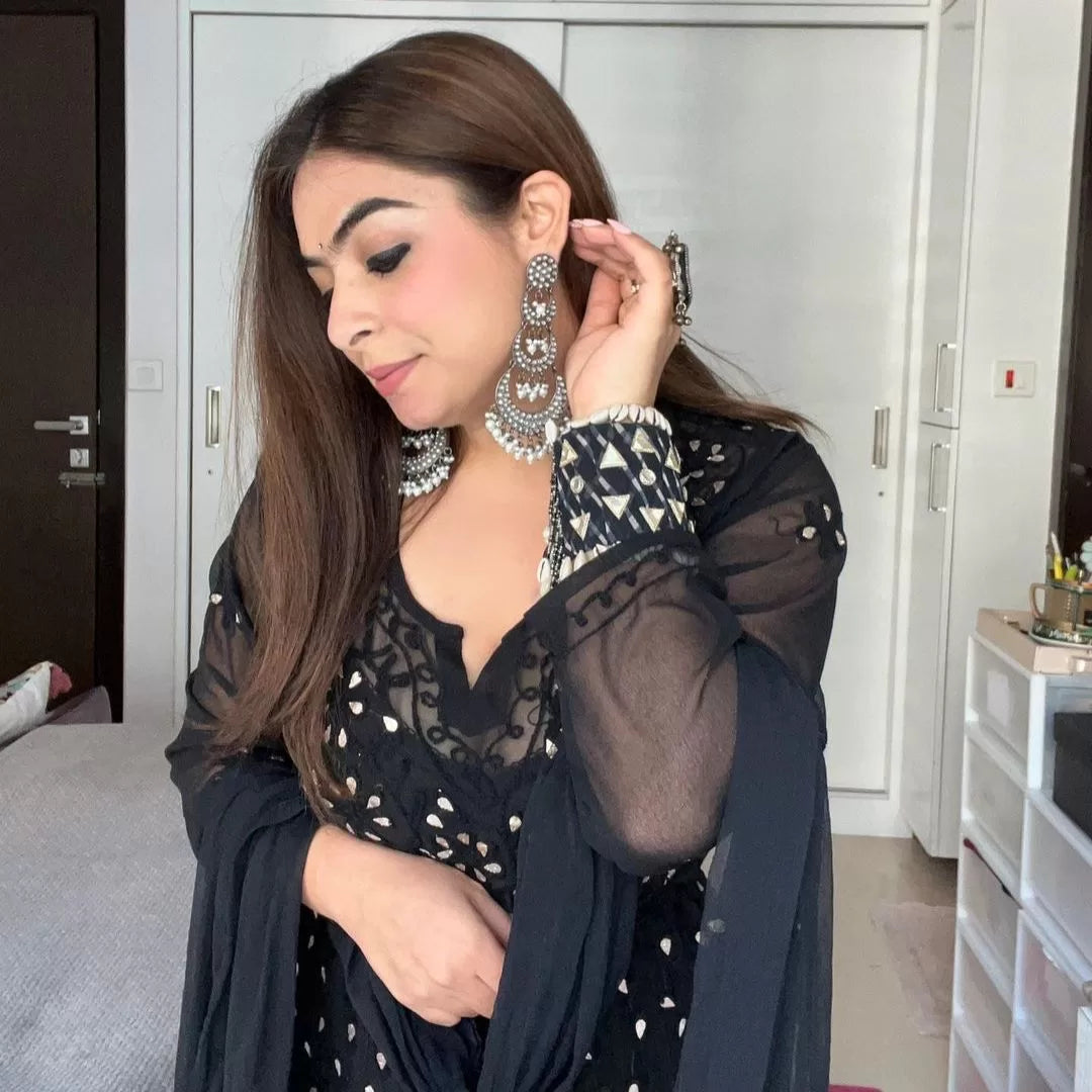 Long layered black kundan earrings. Pick-up in Ajax Ontario. Worldwide shipping available. Perfect for wedding, festival jewelry, indian Jewelry, kids jewelry, kundan jewelry, gifting, costume jewelry, fashion jewelry, Eid, onam, Diwali, karwachauth, navratri. Free shipping available. Jewelry for women. Indian jewelry in ajax durham region.