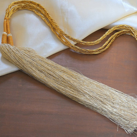 Golden parandi for a traditional Punjabi look. Perfect to match with any outfit or wear it as a contrast to a different color. Available for pick-up in Ajax, Ontario with worldwide shipping available. Pick-up in Ajax Ontario. Worldwide shipping available. Perfect for wedding, festival jewelry, indian Jewelry, kids jewelry, kundan jewelry, gifting, costume jewelry, fashion jewelry, Eid, onam, Diwali, karwachauth, navratri. Free shippi