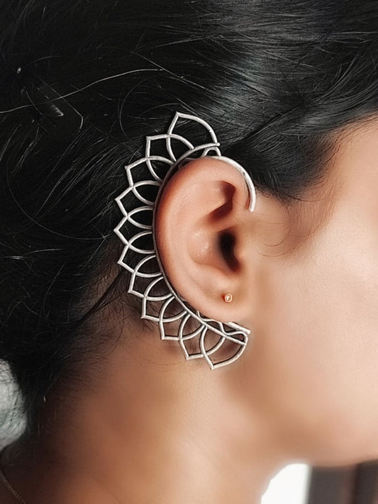 A pair of oxidized silver earcuff with a floral pattern. Pick-up in Ajax Ontario. Worldwide shipping available. Perfect for wedding, festival jewelry, indian Jewelry, kids jewelry, kundan jewelry, gifting, costume jewelry, fashion jewelry, Eid, onam, Diwali, karwachauth, navratri. Free shipping available. Jewelry for women. Indian jewelry in ajax durham region.