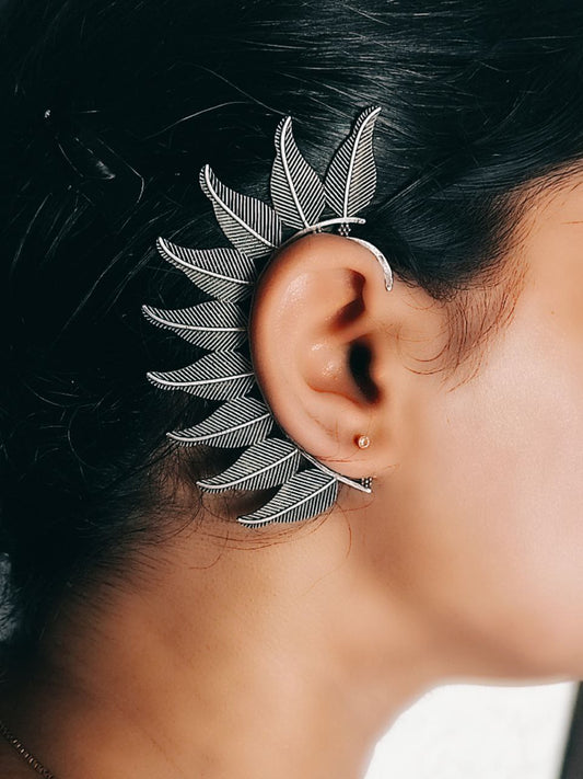 A pair of oxidized silver earcuff with a floral pattern. Pick-up in Ajax Ontario. Worldwide shipping available. Perfect for wedding, festival jewelry, indian Jewelry, kids jewelry, kundan jewelry, gifting, costume jewelry, fashion jewelry, Eid, onam, Diwali, karwachauth, navratri. Free shipping available. Jewelry for women. Indian jewelry in ajax durham region.
