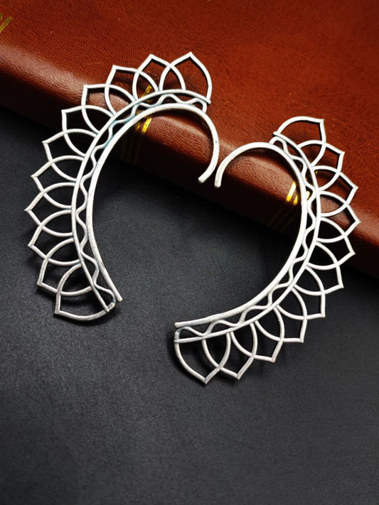A pair of oxidized silver earcuff with a floral pattern. Pick-up in Ajax Ontario. Worldwide shipping available. Perfect for wedding, festival jewelry, indian Jewelry, kids jewelry, kundan jewelry, gifting, costume jewelry, fashion jewelry, Eid, onam, Diwali, karwachauth, navratri. Free shipping available. Jewelry for women. Indian jewelry in ajax durham region.