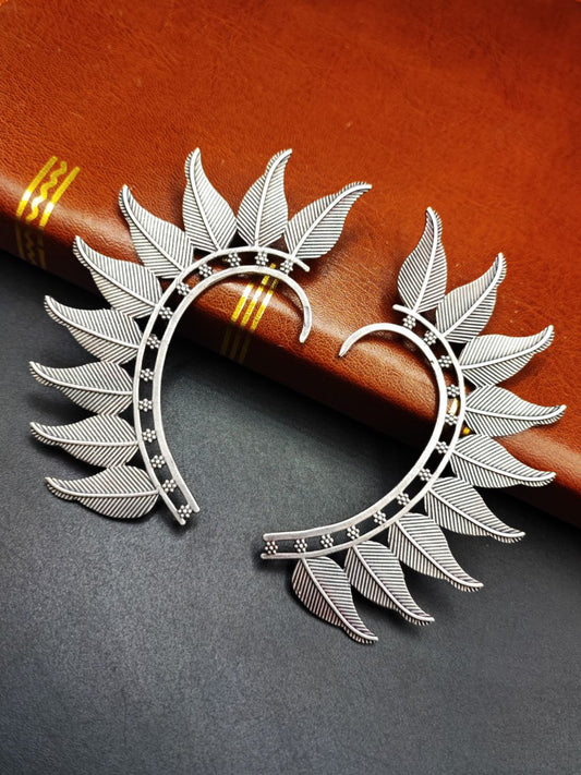 A pair of oxidized silver earcuff with a floral pattern. Pick-up in Ajax Ontario. Worldwide shipping available. Perfect for wedding, festival jewelry, indian Jewelry, kids jewelry, kundan jewelry, gifting, costume jewelry, fashion jewelry, Eid, onam, Diwali, karwachauth, navratri. Free shipping available. Jewelry for women. Indian jewelry in ajax durham region.