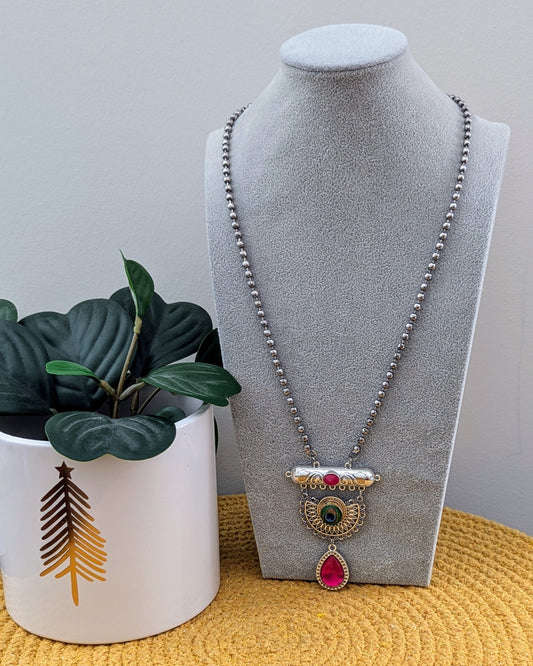 A long oxidized silver necklace with a statement peacock color design and matching earrings. Pick-up in Ajax Ontario. Worldwide shipping available. Perfect for weddings, festival jewelry, indian Jewelry, kids jewelry, kundan jewelry, gifting, costume jewelry, fashion jewelry, Eid, onam, Diwali, karwachauth, navratri. Free shipping available. Jewelry for women. Indian jewelry in ajax toronto Canada