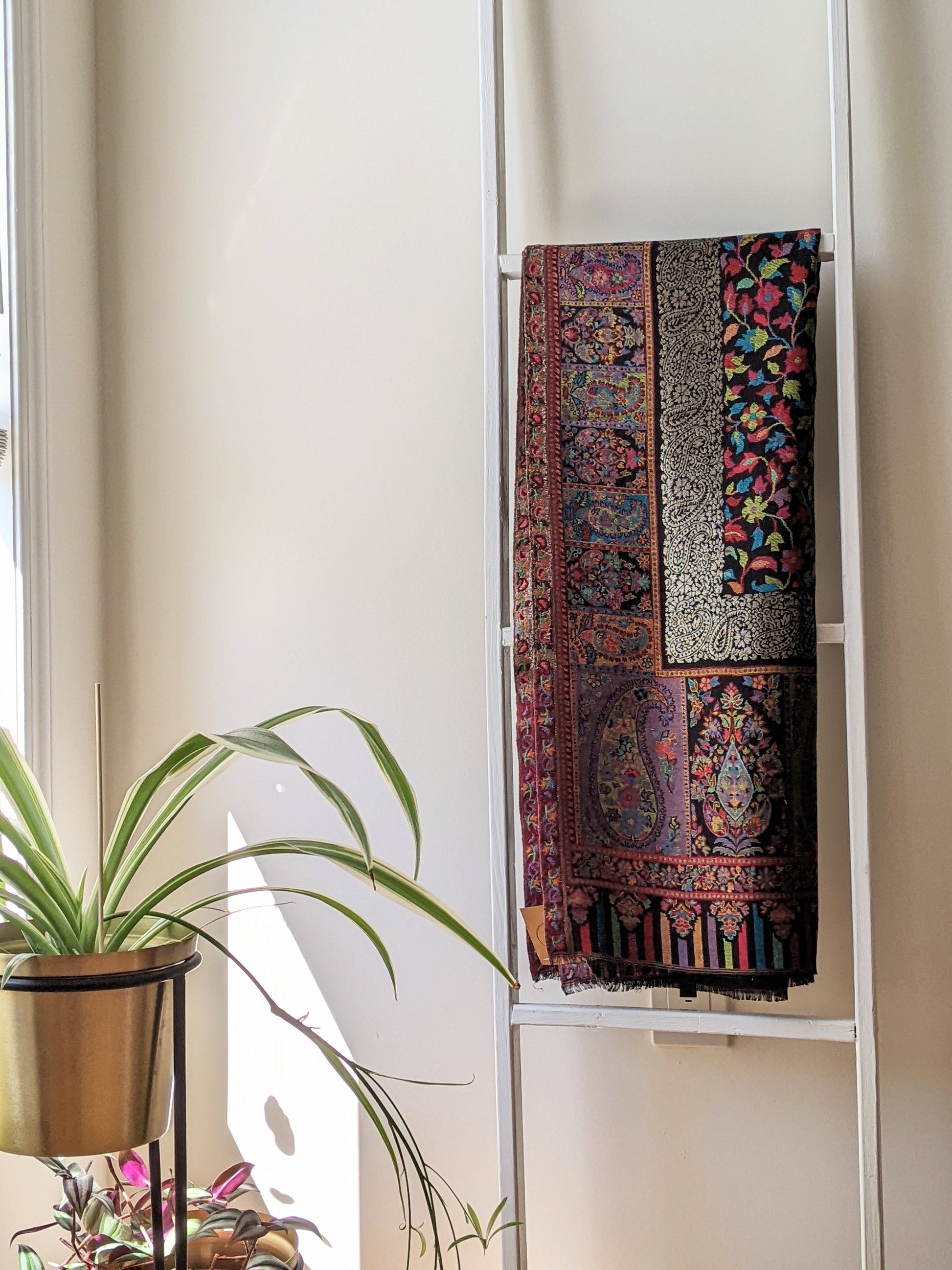 Classic Kani weave shawl in black color and floral design. Available for pick-up in Ajax, Ontario with worldwide shipping available. Pick-up in Ajax Ontario. Worldwide shipping available. Perfect for wedding, festival jewelry, indian Jewelry, kids jewelry, kundan jewelry, gifting, costume jewelry, fashion jewelry, Eid, onam, Diwali, karwachauth, navratri. Free shipping available. Shawls for women. Indian jewelry in ajax durham region. Chaddar cashmere wool lohi