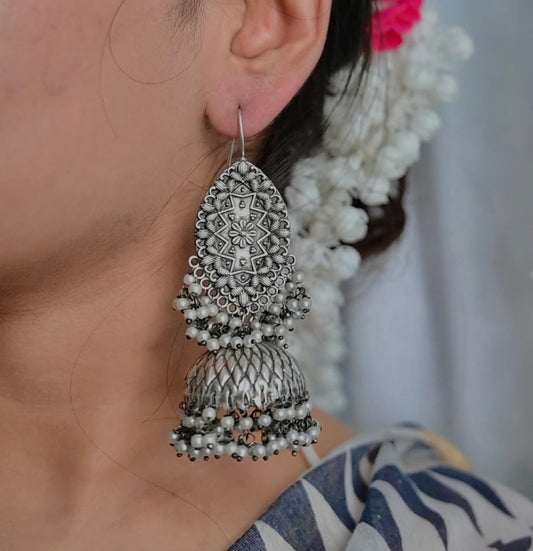 Statement hook jhumkas in oxidized silver with lots of pearls. Pick-up in Ajax Ontario. Worldwide shipping available. Perfect for wedding, festival jewelry, indian Jewelry, kids jewelry, kundan jewelry, gifting, costume jewelry, fashion jewelry, Eid, onam, Diwali, karwachauth, navratri. Free shipping available. Jewelry for women.