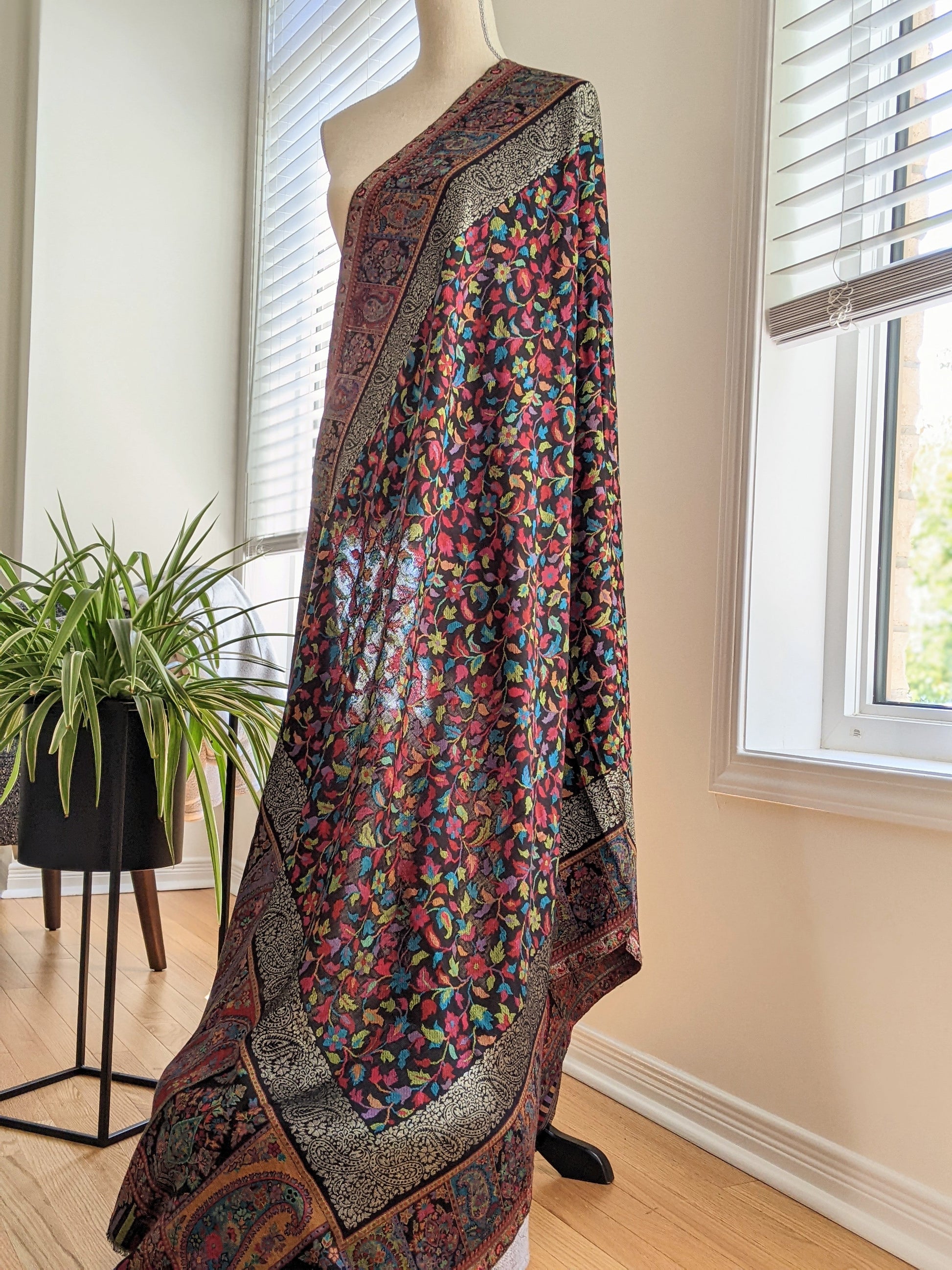 Classic Kani weave shawl in black color and floral design. Available for pick-up in Ajax, Ontario with worldwide shipping available. Pick-up in Ajax Ontario. Worldwide shipping available. Perfect for wedding, festival jewelry, indian Jewelry, kids jewelry, kundan jewelry, gifting, costume jewelry, fashion jewelry, Eid, onam, Diwali, karwachauth, navratri. Free shipping available. Shawls for women. Indian jewelry in ajax durham region. Chaddar cashmere wool lohi