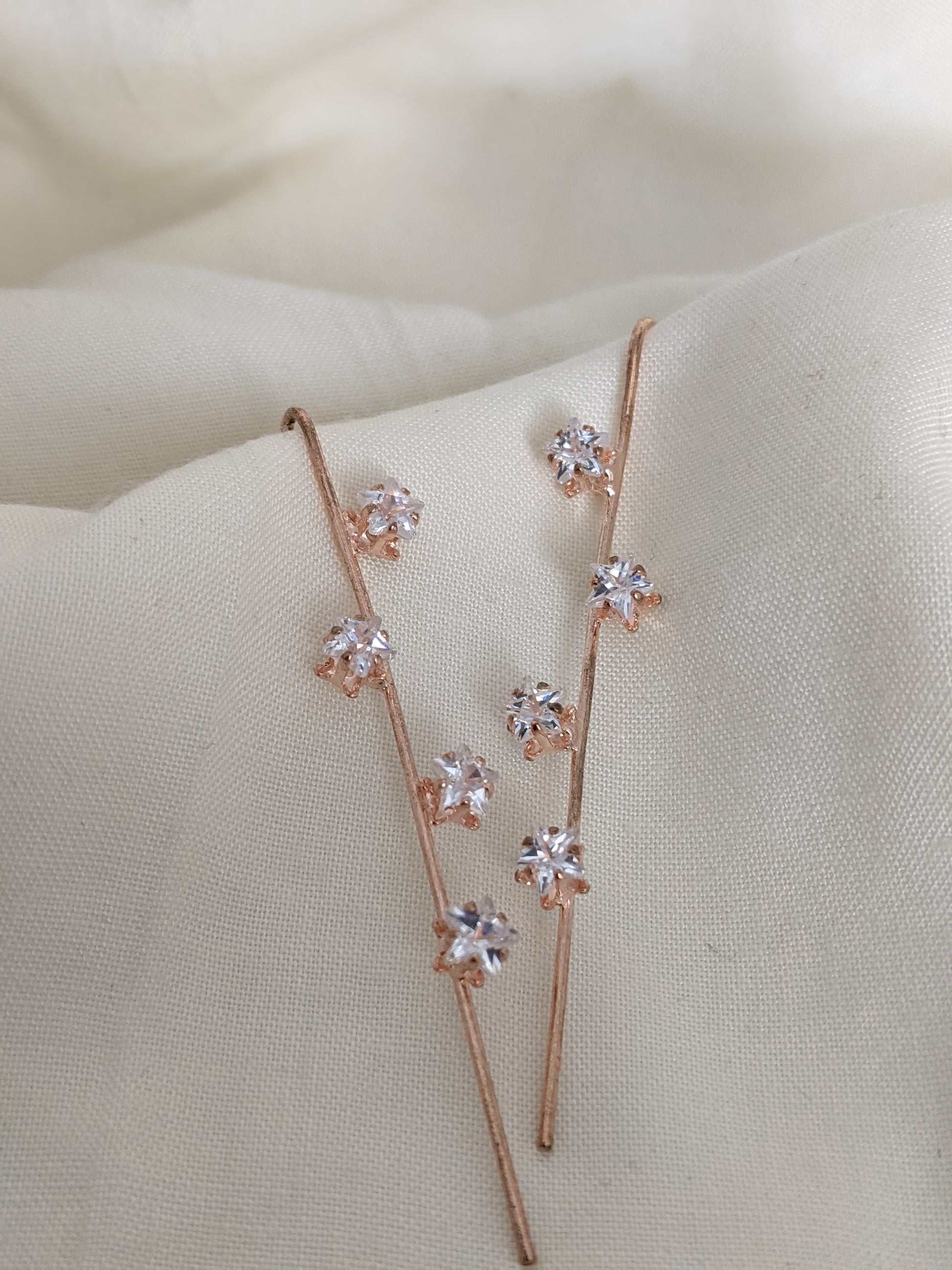Sleek pin earcuffs in rose gold. Pick-up in Ajax Ontario. Worldwide shipping available. Perfect for wedding, festival jewelry, indian Jewelry, kids jewelry, kundan jewelry, gifting, costume jewelry, fashion jewelry, Eid, onam, Diwali, karwachauth, navratri. Free shipping available. Jewelry for women. Indian jewelry in ajax durham region.