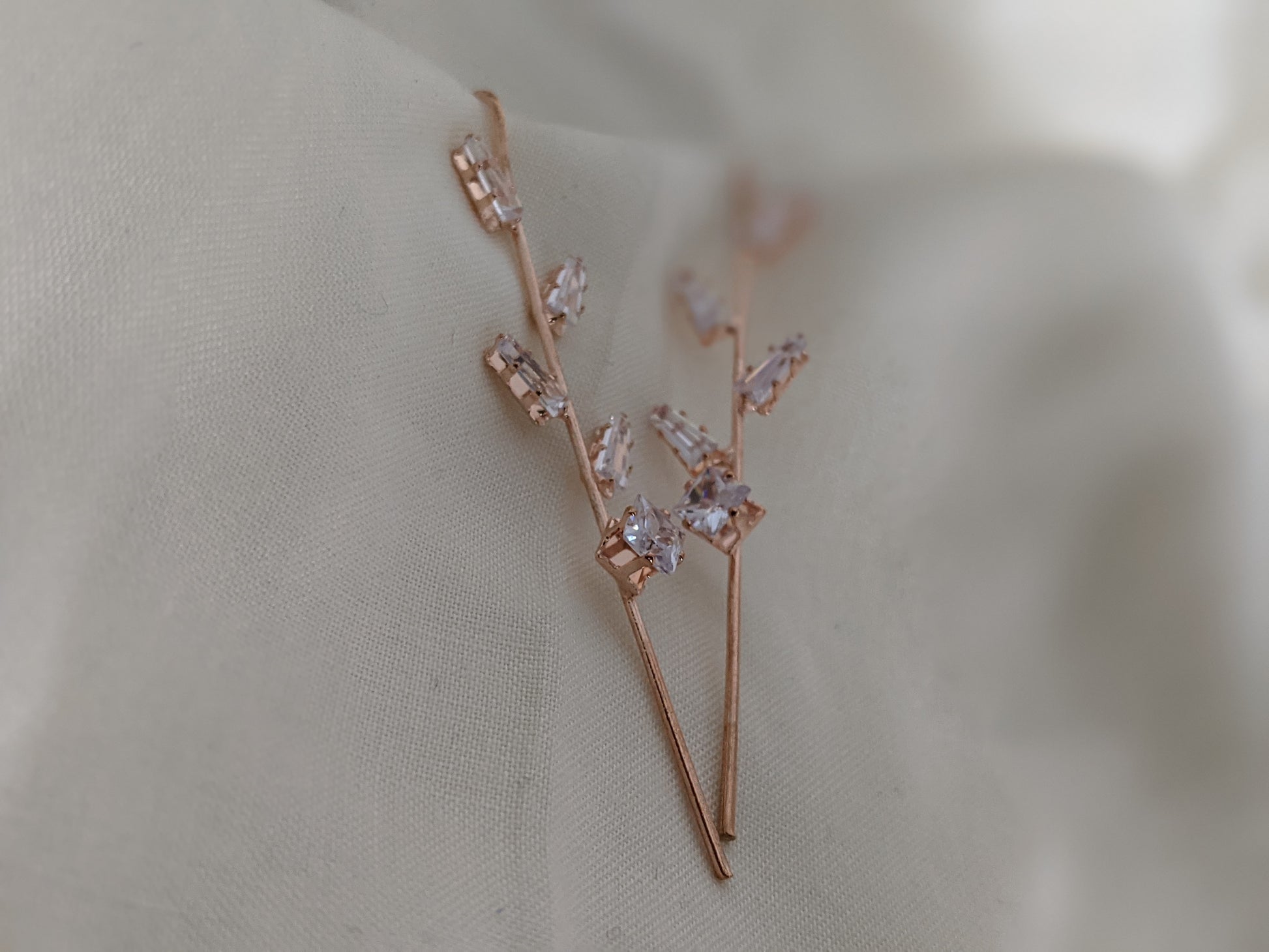 Sleek pin earcuffs in rose gold. Pick-up in Ajax Ontario. Worldwide shipping available. Perfect for wedding, festival jewelry, indian Jewelry, kids jewelry, kundan jewelry, gifting, costume jewelry, fashion jewelry, Eid, onam, Diwali, karwachauth, navratri. Free shipping available. Jewelry for women. Indian jewelry in ajax durham region.