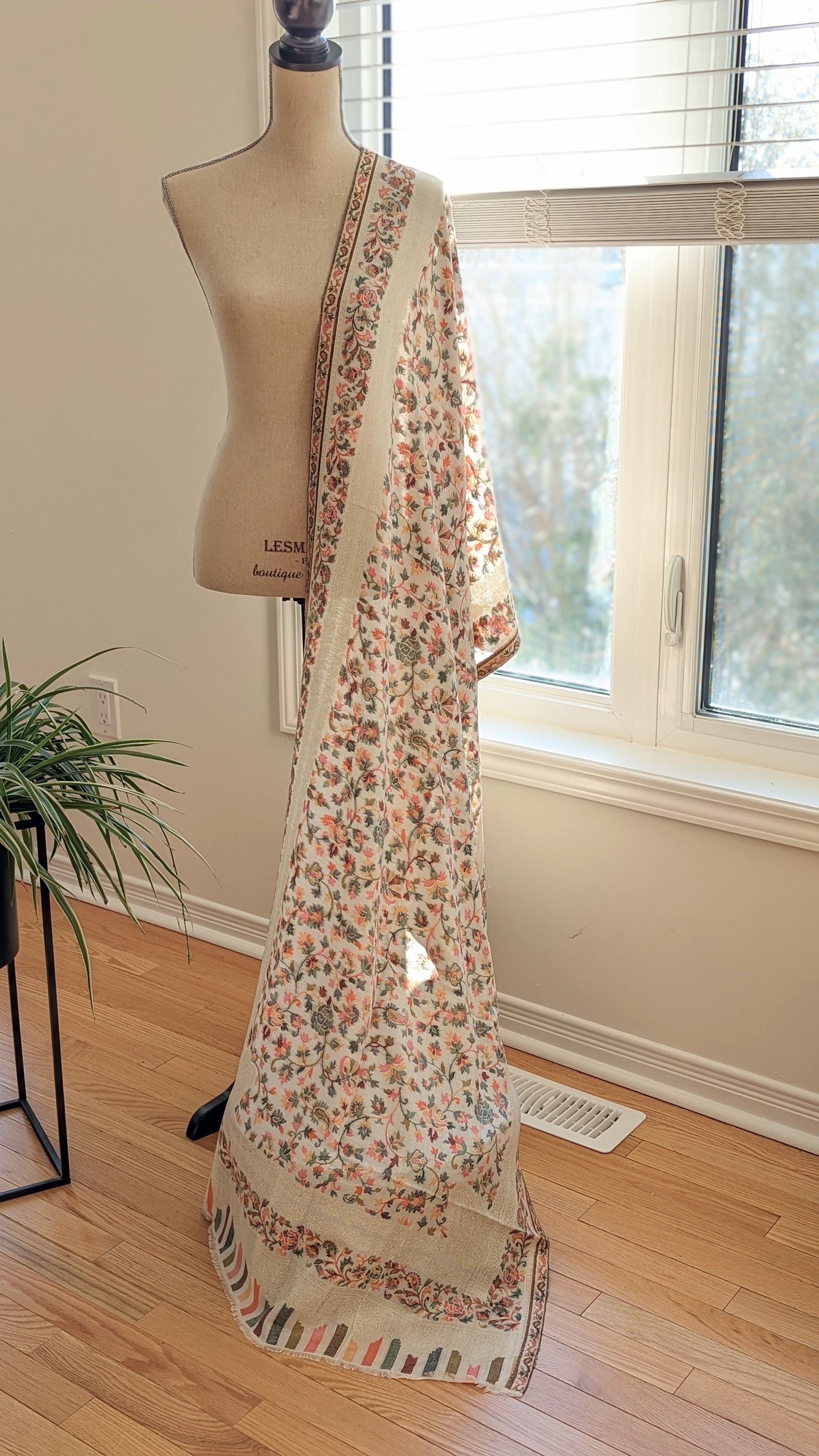 Classic Kani weave shawl in white color with multicolor floral design. Available for pick-up in Ajax, Ontario with worldwide shipping available. Pick-up in Ajax Ontario. Worldwide shipping available. Perfect for wedding, festival jewelry, indian Jewelry, kids jewelry, kundan jewelry, gifting, costume jewelry, fashion jewelry, Eid, onam, Diwali, karwachauth, navratri. Free shipping available. Shawls for women. Indian jewelry in ajax durham region. Chaddar cashmere wool lohi