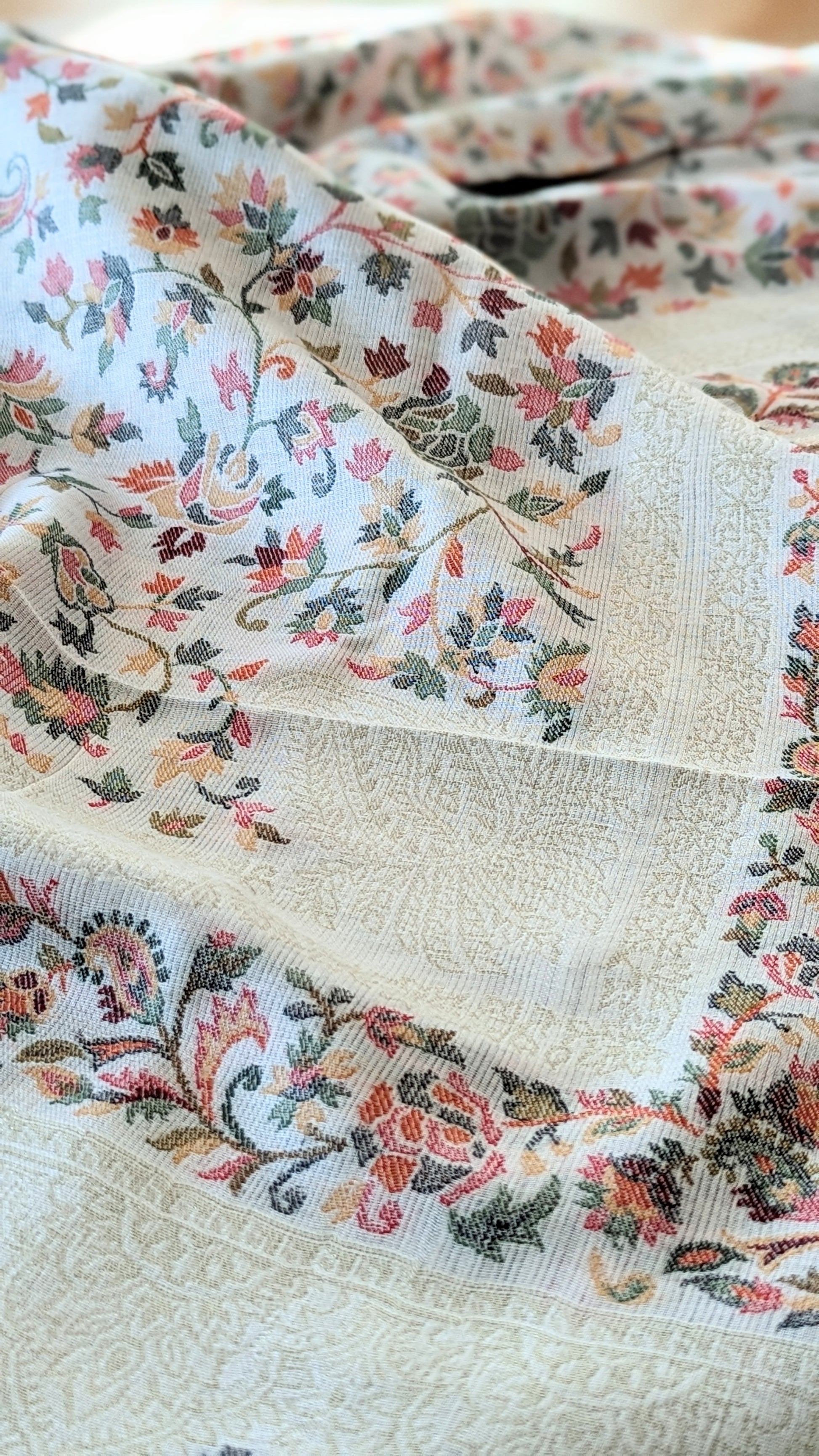 Classic Kani weave shawl in white color with multicolor floral design. Available for pick-up in Ajax, Ontario with worldwide shipping available. Pick-up in Ajax Ontario. Worldwide shipping available. Perfect for wedding, festival jewelry, indian Jewelry, kids jewelry, kundan jewelry, gifting, costume jewelry, fashion jewelry, Eid, onam, Diwali, karwachauth, navratri. Free shipping available. Shawls for women. Indian jewelry in ajax durham region. Chaddar cashmere wool lohi