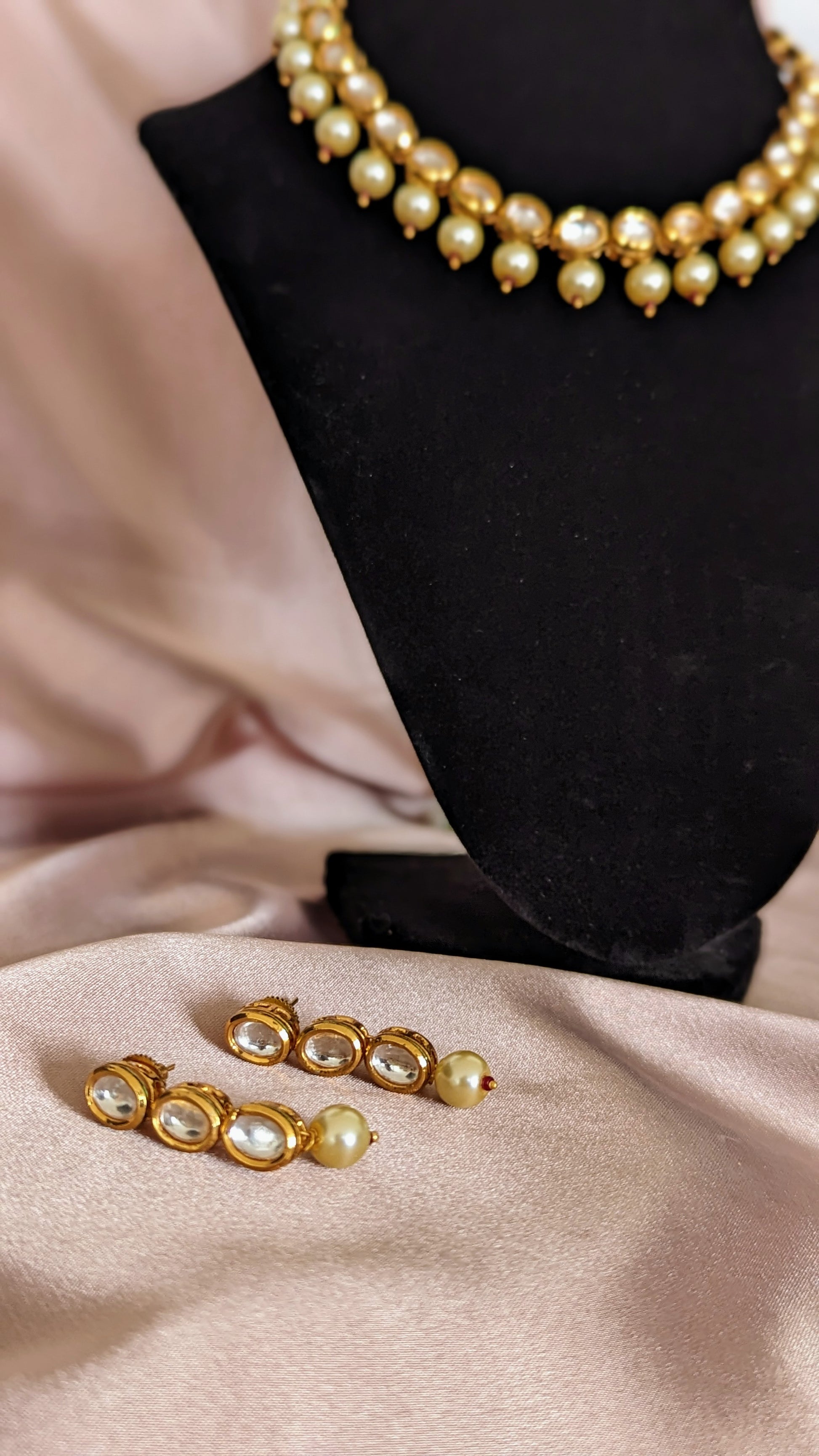 Perfect for all occasions, this beautiful light weight kundan necklace is designed in a way to make you look absolutely stunning. With pearl drops, this piece is sure to draw attention towards you.