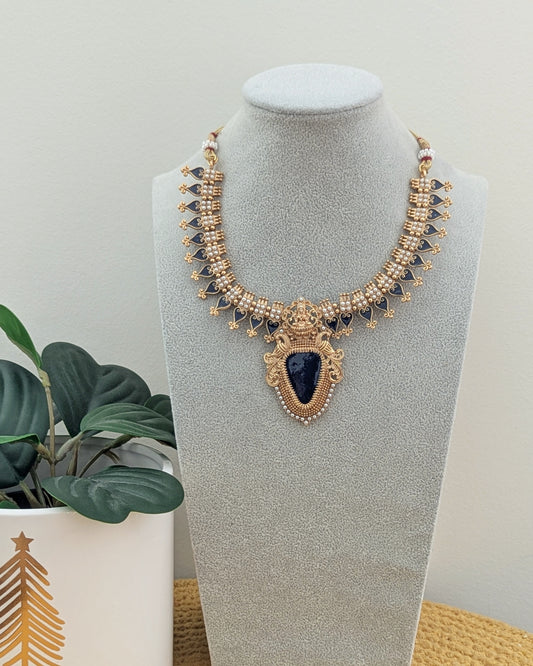 South indian style jewelry looks like real gold. Imitation jewelry. Pick-up in Ajax Ontario. Worldwide shipping available. Perfect for weddings, festival jewelry, indian Jewelry, kids jewelry, kundan jewelry, gifting, costume jewelry, fashion jewelry, Eid, onam, Diwali, karwachauth, navratri. Free shipping available. Jewelry for women. Indian jewelry in ajax durham region. Bollywood style jewelry.