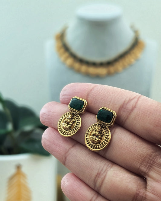 Unique coin golden necklace with Emerald green kemp stones, comes with dainty earrings. South indian style jewelry looks like real gold. Imitation jewelry. Pick-up in Ajax Ontario. Worldwide shipping available. Perfect for weddings, festival jewelry, indian Jewelry, kids jewelry, kundan jewelry, gifting, costume jewelry, fashion jewelry, Eid, onam, Diwali, karwachauth, navratri. Free shipping available. Jewelry for women. Indian jewelry in ajax durham region. Bollywood style jewelry.