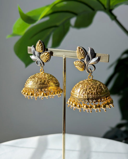 A pair of mid-sized golden jhumka earrings with pearl danglings displayed. Imitation jewelry. Pick-up in Ajax Ontario. Worldwide shipping available. Perfect for weddings, festival jewelry, indian Jewelry, kids jewelry, kundan jewelry, gifting, costume jewelry, fashion jewelry, Eid, onam, Diwali, karwachauth, navratri. Free shipping available. Jewelry for women. Indian jewelry in ajax durham toronto.