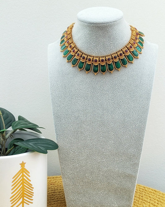 Traditional kemp palakka necklace with jhumkis. Unique coin golden necklace with Emerald green kemp stones, comes with dainty earrings. South indian style jewelry looks like real gold. Imitation jewelry. Pick-up in Ajax Ontario. Worldwide shipping available. Perfect for weddings, festival jewelry, indian Jewelry, kids jewelry, kundan jewelry, gifting, costume jewelry, fashion jewelry, Eid, onam, Diwali, karwachauth, navratri. Free shipping available. Jewelry for women. Indian jewelry in ajax durham region.