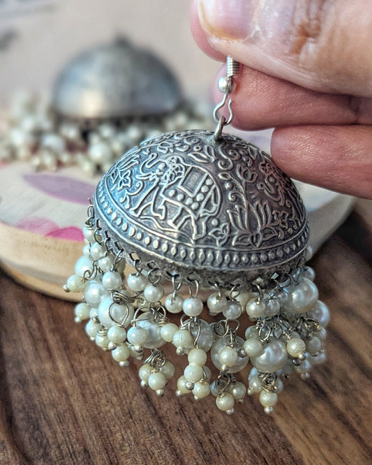 Medium sized dual tone jhumka in oxidized silver with pearls. Pick-up in Ajax Ontario. Worldwide shipping available. Perfect for wedding, festival jewelry, indian Jewelry, kids jewelry, kundan jewelry, gifting, costume jewelry, fashion jewelry, Eid, onam, Diwali, karwachauth, navratri. Free shipping available. Jewelry for women. Indian jewelry in ajax durham region.