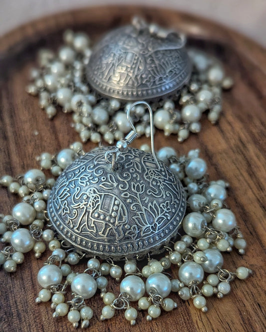 Medium sized dual tone jhumka in oxidized silver with pearls. Pick-up in Ajax Ontario. Worldwide shipping available. Perfect for wedding, festival jewelry, indian Jewelry, kids jewelry, kundan jewelry, gifting, costume jewelry, fashion jewelry, Eid, onam, Diwali, karwachauth, navratri. Free shipping available. Jewelry for women. Indian jewelry in ajax durham region.
