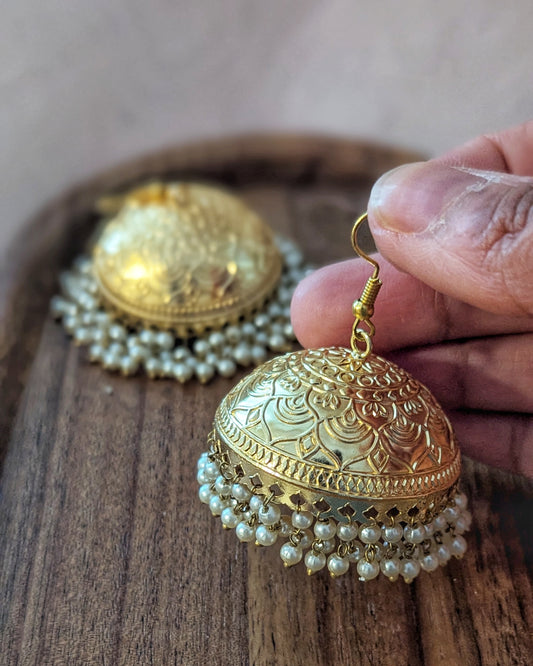 Silver earrings with intricate lotus design hanging by a chain. Pick-up in Ajax Ontario. Worldwide shipping available. Perfect for wedding, festival jewelry, indian Jewelry, kids jewelry, kundan jewelry, gifting, costume jewelry, fashion jewelry, Eid, onam, Diwali, karwachauth, navratri. Free shipping available. Jewelry for women. Indian jewelry in ajax durham region.