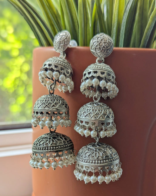 Layered jhumkas in oxidized silver. Silver earrings with green & maroon/red stones. Pick-up in Ajax Ontario. Worldwide shipping available. Perfect for wedding, festival jewelry, indian Jewelry, kids jewelry, kundan jewelry, gifting, costume jewelry, fashion jewelry, Eid, onam, Diwali, karwachauth, navratri. Free shipping available. Jewelry for women. Indian jewelry in ajax durham region. Bollywood style jewelry.

Alia bhatt layered jhumka