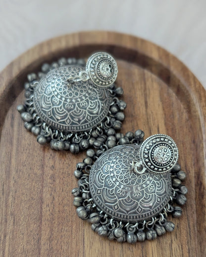 Pair of silver earrings with intricate design and ghungroos. Available for pickup in Ajax, Ontarion with worldwide shipping. Indian jewellery perfect for wedding, haldi, mehendi, diwali, Eid, karwachauth and festivals.