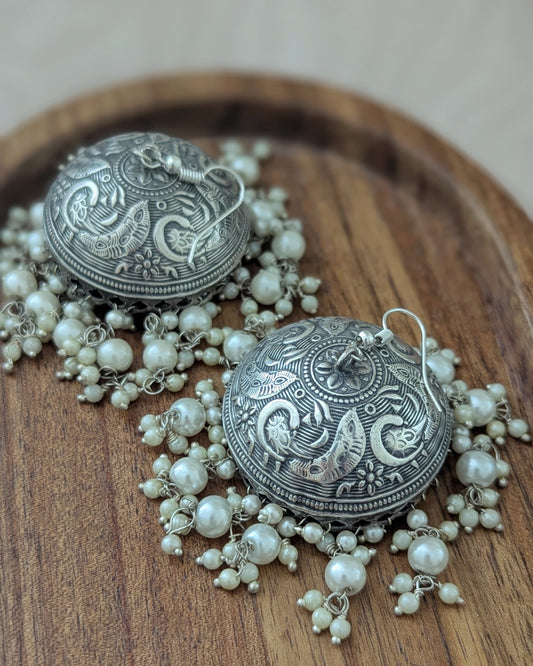 Pair of silver earrings with intricate design and pearls. Pick-up in Ajax Ontario. Worldwide shipping available. Perfect for wedding, festival jewelry, indian Jewelry, kids jewelry, kundan jewelry, gifting, costume jewelry, fashion jewelry, Eid, onam, Diwali, karwachauth, navratri. Free shipping available. Jewelry for women.