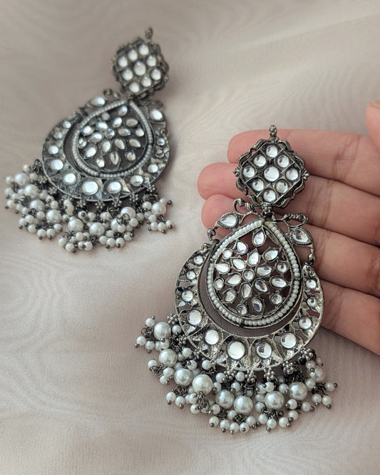 Kundan black chandbali in oxidized black metal. Premium drop earrings in neutral color with Kundan polki stones. Pick-up in Ajax Ontario. Worldwide shipping available. Perfect for wedding, festival jewelry, indian Jewelry, kids jewelry, kundan jewelry, gifting, costume jewelry, fashion jewelry, Eid, onam, Diwali, karwachauth, navratri. Free shipping available. Jewelry for women. Free shipping over $50.