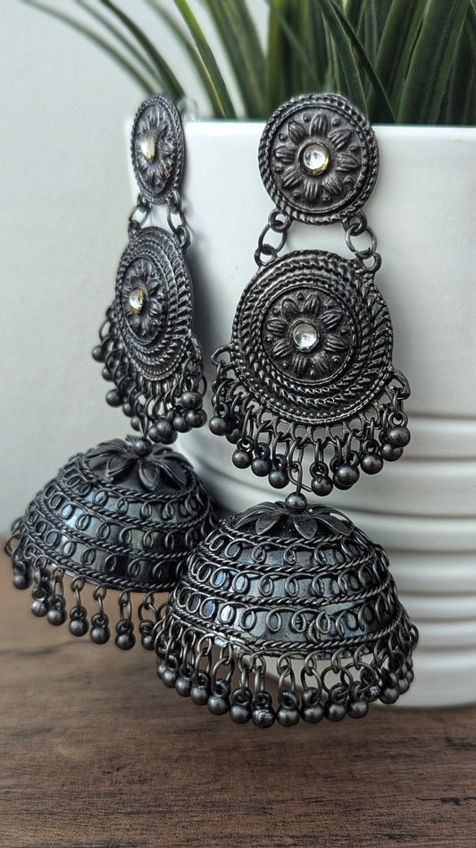 Statement long black earrings jhumka in black polish. Pick-up in Ajax Ontario. Worldwide shipping available. Perfect for wedding, festival jewelry, indian Jewelry, kids jewelry, kundan jewelry, gifting, costume jewelry, fashion jewelry, Eid, onam, Diwali, karwachauth, navratri. Free shipping available. Jewelry for women. Indian jewelry in ajax durham region.