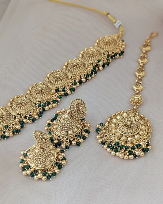 Statement gold plated necklace in golden with green pearls. Comes with matching jhumka earrings and a statement tikka. Pick-up in Ajax Ontario. Worldwide shipping available. Perfect for wedding, festival jewelry, indian Jewelry, kids jewelry, kundan jewelry, gifting, costume jewelry, fashion jewelry, Eid, onam, Diwali, karwachauth, navratri. Free shipping available. Jewelry for women.