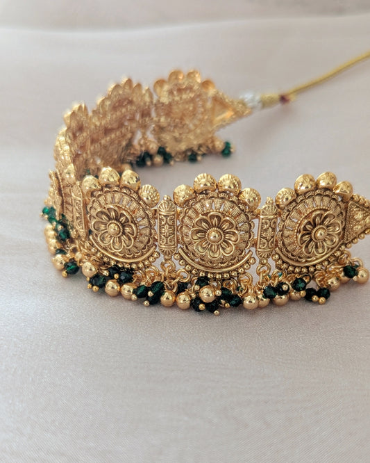 Statement gold plated necklace in golden with green pearls. Comes with matching jhumka earrings and a statement tikka. Pick-up in Ajax Ontario. Worldwide shipping available. Perfect for wedding, festival jewelry, indian Jewelry, kids jewelry, kundan jewelry, gifting, costume jewelry, fashion jewelry, Eid, onam, Diwali, karwachauth, navratri. Free shipping available. Jewelry for women.