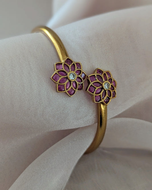 lightweight bracelet in golden color with pink kemp stones. The bangle has a unique twisting ability for comfort and flexibility. Pick-up in Ajax Ontario. Worldwide shipping available. Perfect for wedding, festival jewelry, indian Jewelry, kids jewelry, kundan jewelry, gifting, costume jewelry, fashion jewelry, Eid, onam, Diwali, karwachauth, navratri. Free shipping available. Jewelry for women.