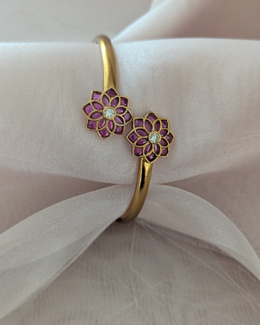 lightweight bracelet in golden color with pink kemp stones. The bangle has a unique twisting ability for comfort and flexibility. Pick-up in Ajax Ontario. Worldwide shipping available. Perfect for wedding, festival jewelry, indian Jewelry, kids jewelry, kundan jewelry, gifting, costume jewelry, fashion jewelry, Eid, onam, Diwali, karwachauth, navratri. Free shipping available. Jewelry for women.