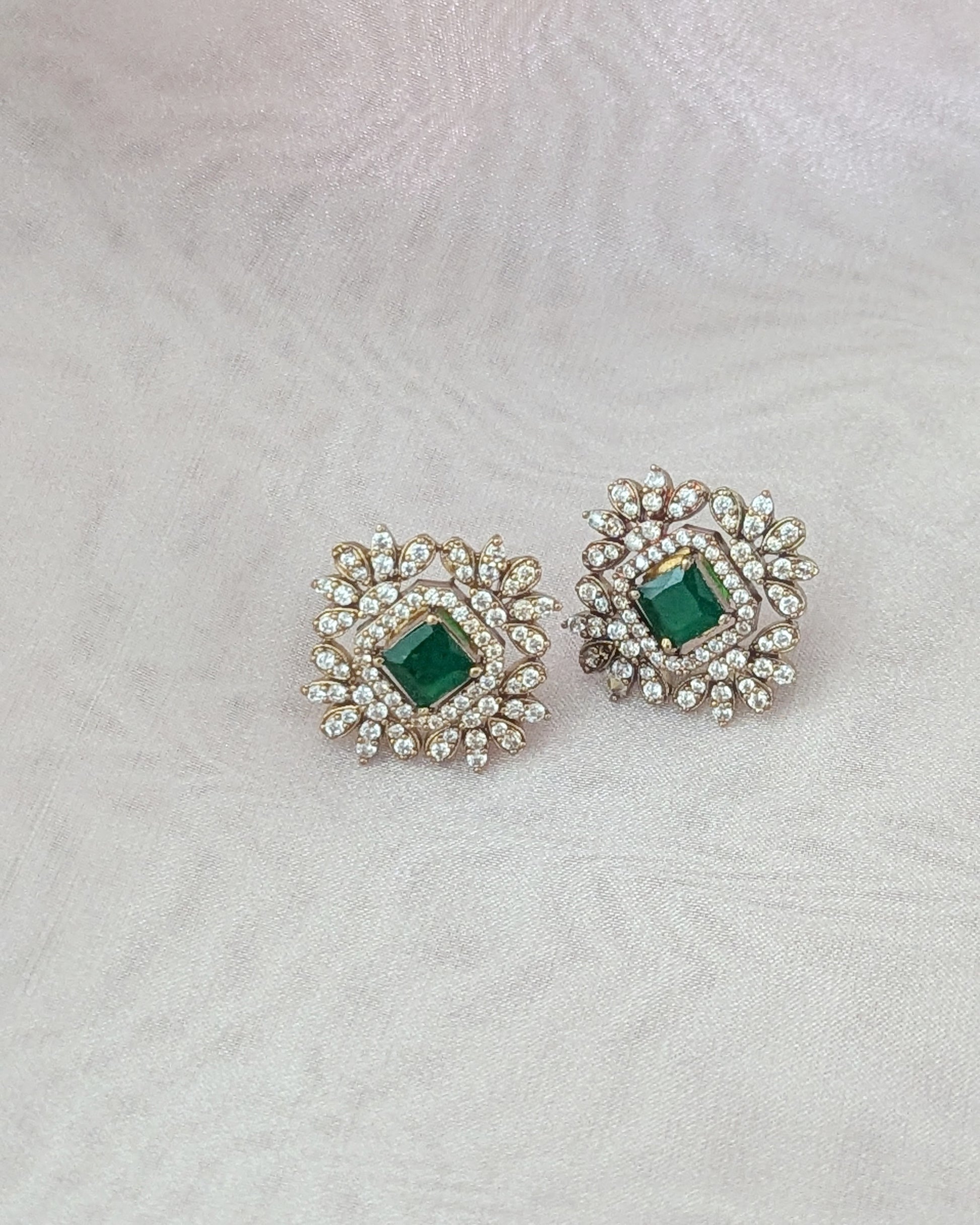 Premium stud/small earrings with emerald green stone in American diamond detailing. Pick-up in Ajax Ontario. Worldwide shipping available. Perfect for wedding, festival jewelry, indian Jewelry, kids jewelry, kundan jewelry, gifting, costume jewelry, fashion jewelry, Eid, onam, Diwali, karwachauth, navratri. Free shipping available. Jewelry for women.