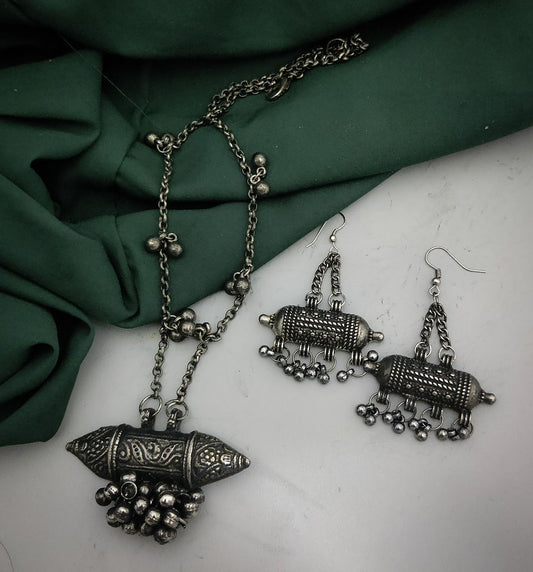 An oxidized silver necklace in black polish with a pair of matching earrings. Pick-up in Ajax Ontario. Worldwide shipping available. Perfect for wedding, festival jewelry, indian Jewelry, kids jewelry, kundan jewelry, gifting, costume jewelry, fashion jewelry, Eid, onam, Diwali, karwachauth, navratri. Free shipping available. Jewelry for women. Indian jewelry in ajax durham region.