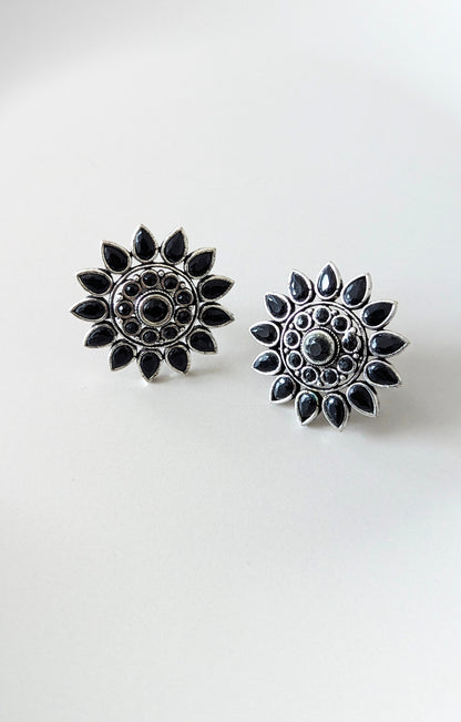 A pair of dainty stud earrings with black stones. Pick-up in Ajax Ontario. Worldwide shipping available. Perfect for wedding, festival jewelry, indian Jewelry, kids jewelry, kundan jewelry, gifting, costume jewelry, fashion jewelry, Eid, onam, Diwali, karwachauth, navratri. Free shipping available. Jewelry for women. Indian jewelry in ajax durham region.