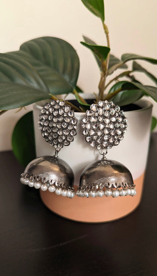 A pair of oxidized silver jhumka earrings with a traditional, uncut kundan look. Pick-up in Ajax Ontario. Worldwide shipping available. Perfect for wedding, festival jewelry, indian Jewelry, kids jewelry, kundan jewelry, gifting, costume jewelry, fashion jewelry, Eid, onam, Diwali, karwachauth, navratri. Free shipping available. Jewelry for women. Indian jewelry in ajax durham region.