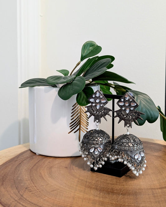 Statement oxidized silver jhumkas with pearls. Pick-up in Ajax Ontario. Worldwide shipping available. Perfect for wedding, festival jewelry, indian Jewelry, kids jewelry, kundan jewelry, gifting, costume jewelry, fashion jewelry, Eid, onam, Diwali, karwachauth, navratri. Free shipping available. Jewelry for women. Indian jewelry in ajax durham region.