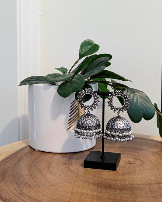 A pair of oxidized silver jhumkas with a unique design. Pick-up in Ajax Ontario. Worldwide shipping available. Perfect for wedding, festival jewelry, indian Jewelry, kids jewelry, kundan jewelry, gifting, costume jewelry, fashion jewelry, Eid, onam, Diwali, karwachauth, navratri. Free shipping available. Jewelry for women. Indian jewelry in ajax durham region.