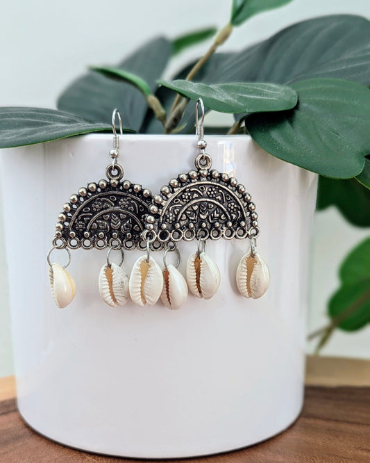 Cowrie shell earrings. Perfect to match with any outfit or wear it as a contrast to a different color. Available for pick-up in Ajax, Ontario with worldwide shipping available. Pick-up in Ajax Ontario. Worldwide shipping available. Perfect for wedding, festival jewelry, indian Jewelry, kids jewelry, kundan jewelry, gifting, costume jewelry, fashion jewelry, Eid, onam, Diwali, karwachauth, navratri. Free shippi