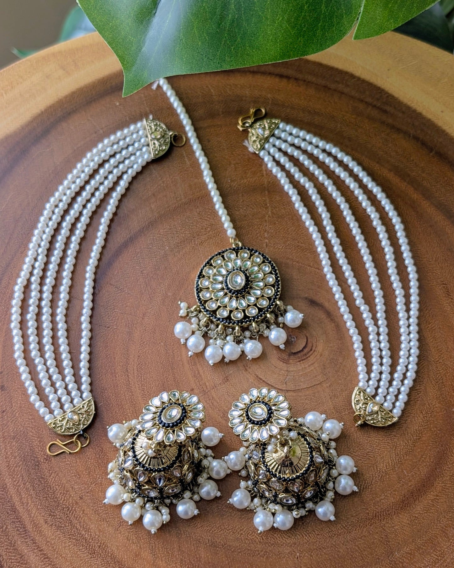 Gauravi Jadau Jhumki Tikka Set - Black