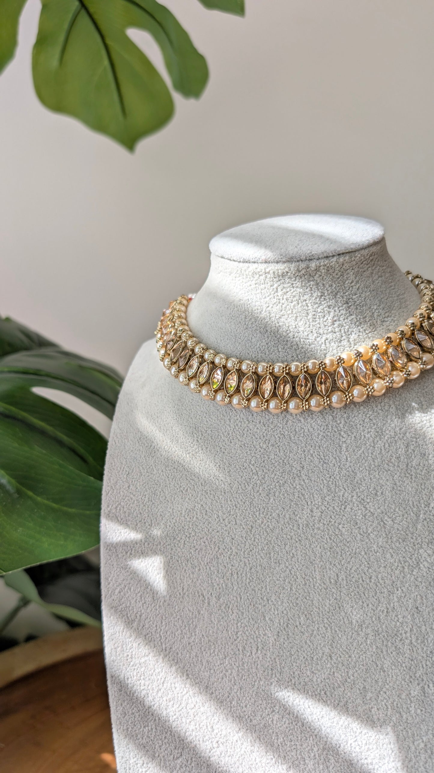 Vali Sleek Golden Choker
