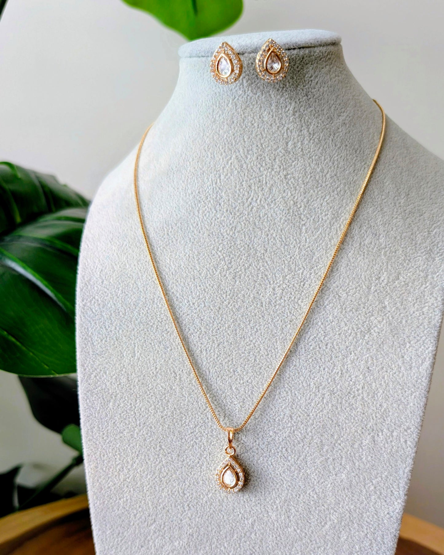 Dainty Pendant Necklace Set