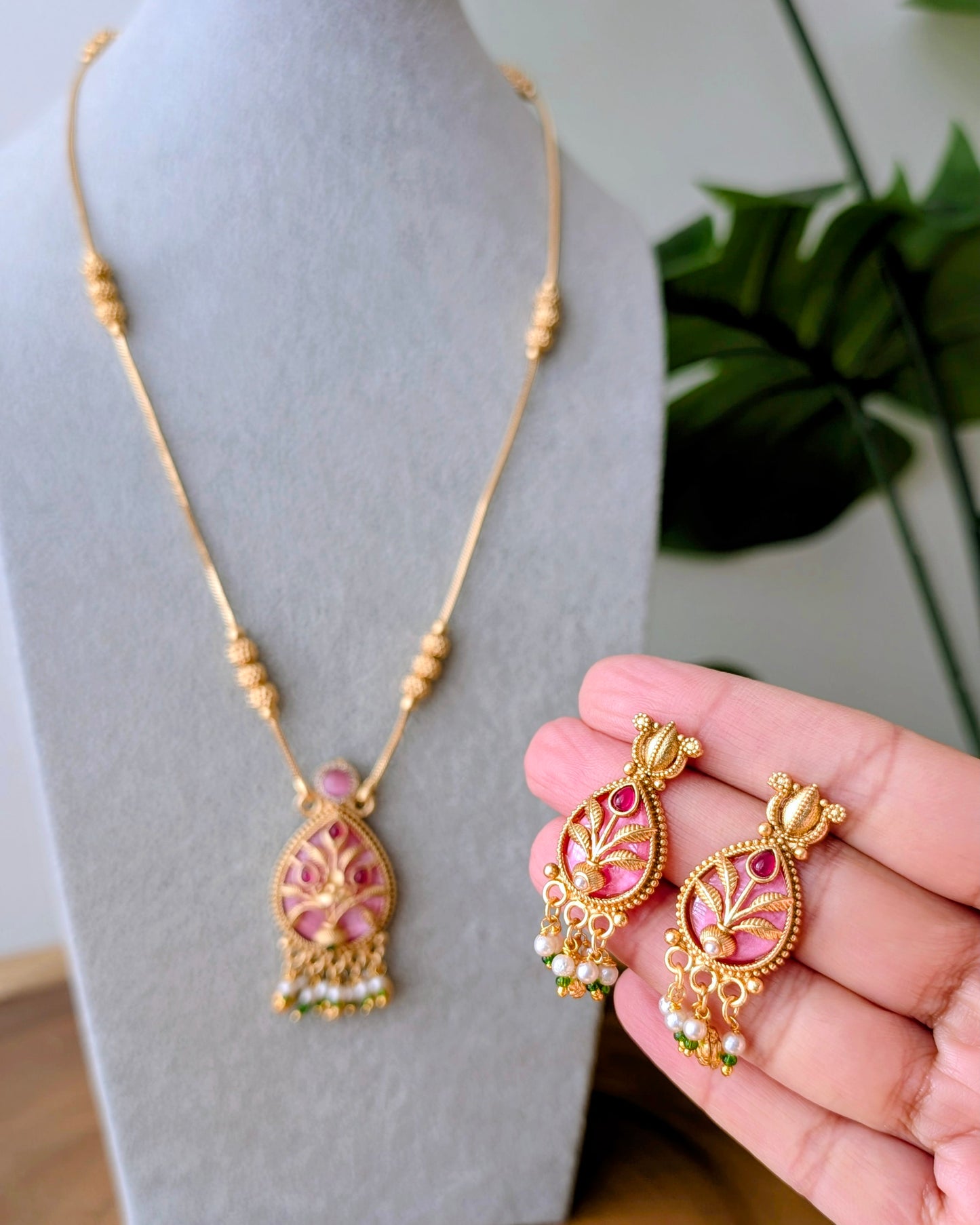 Ashita Heritage Pendant Necklace Set - Pink