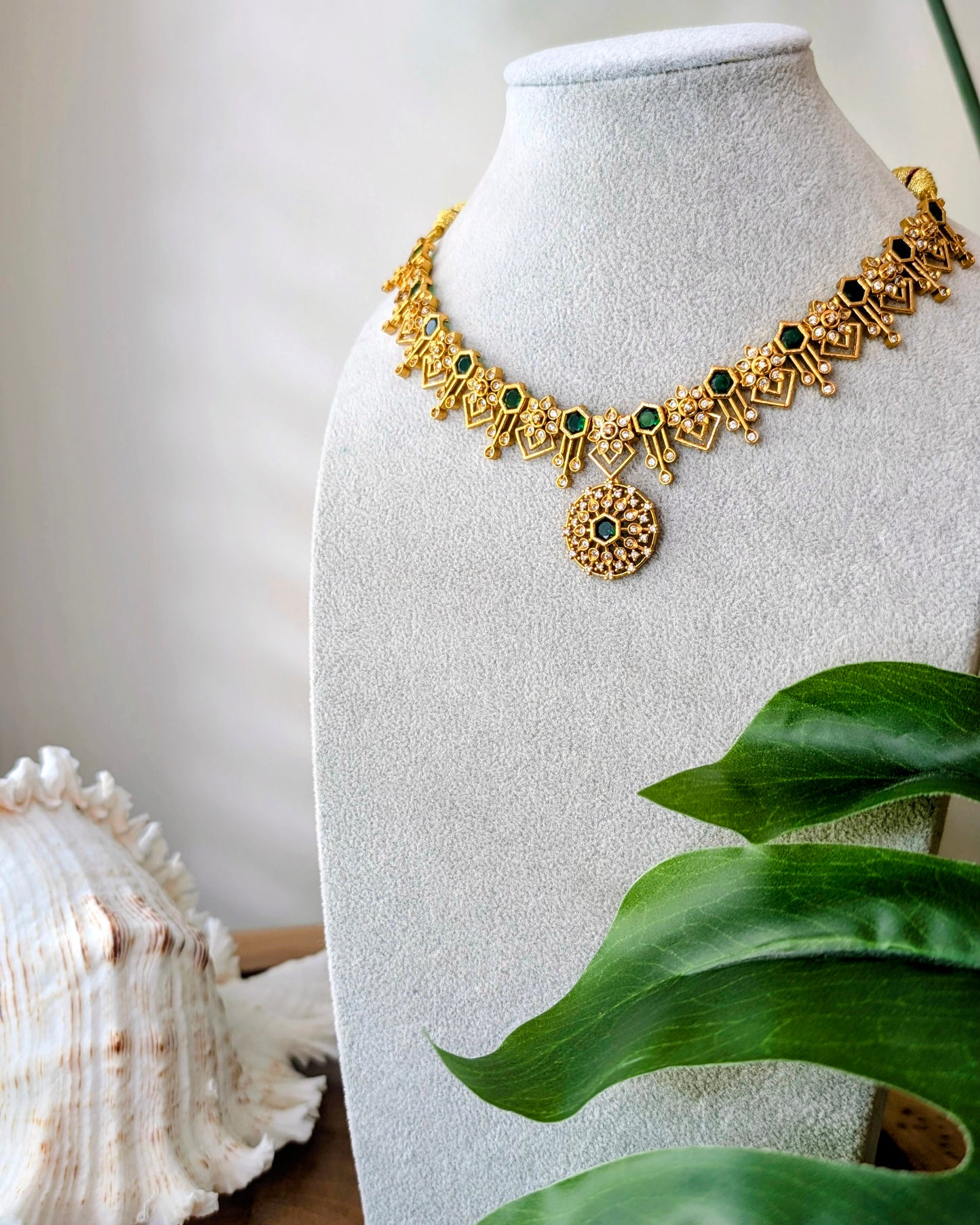 Trending Victorian Setting Green Emerald Neckline