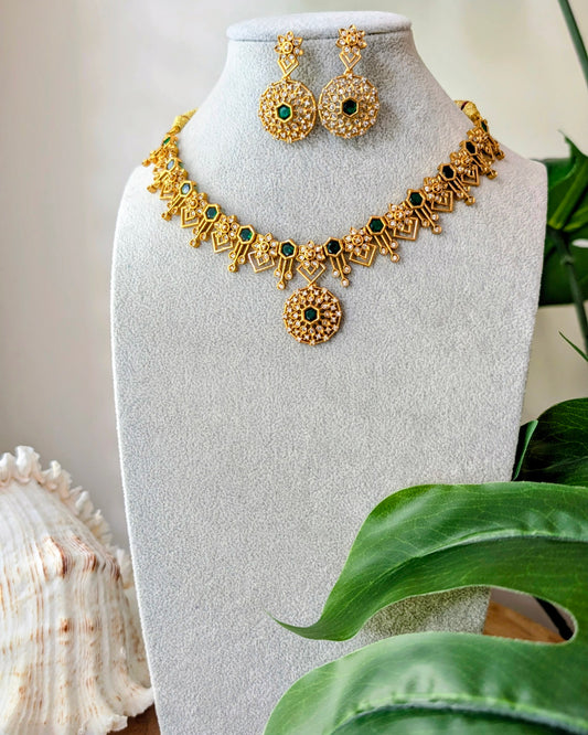 Trending Victorian Setting Green Emerald Neckline