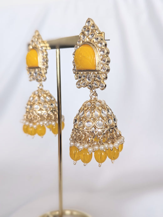 Adorn yourself with the radiant Bhavna Jhumka in yellow! This exquisite kundan crafted piece is sure to leave you feeling glamorous and gorgeous. 