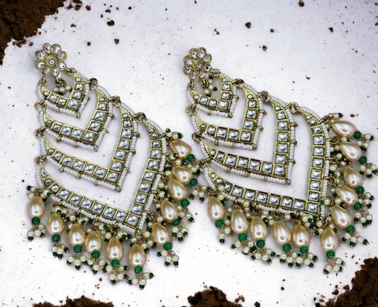 Statement long layered kundan earrings with green detailing. Extremely lightweight for their size.
Pick-up in Ajax Ontario. Worldwide shipping available. Perfect for wedding, festival jewelry, indian Jewelry, kids jewelry, kundan jewelry, gifting, costume jewelry, fashion jewelry, Eid, onam, Diwali, karwachauth, navratri. Free shipping available. Jewelry for women.